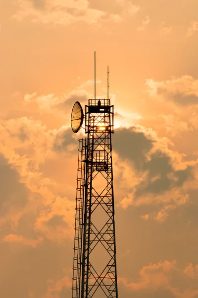 해돋이에 통신 타워 — 스톡 사진