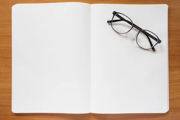 Caderno em branco com óculos — Fotografia de Stock