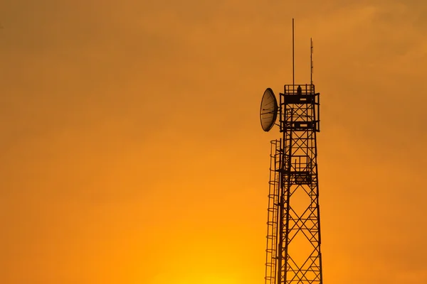 Torre di comunicazione all'alba — Foto Stock