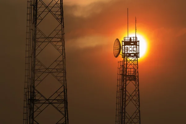 Kommunikation torn på sunrise — Stockfoto
