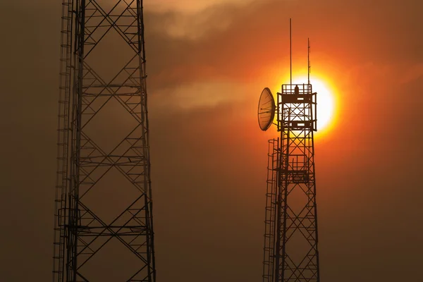 Torri di comunicazione all'alba — Foto Stock