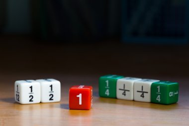Kesir dices ahşap masa ile koyu arka plan üzerinde renkli