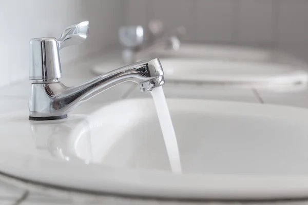 Okulun banyo su musluk