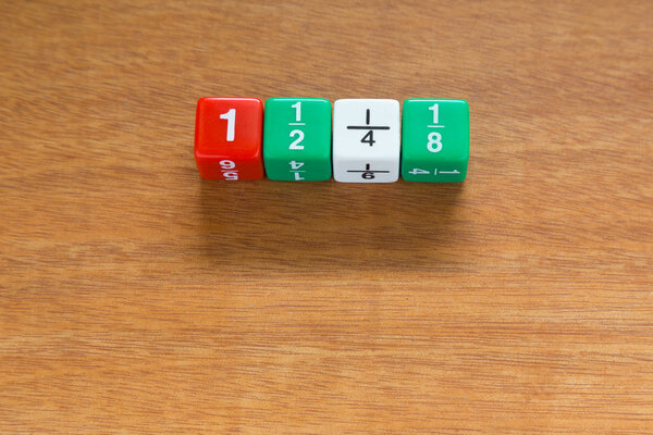 На деревянном столе выстроились кубики для дробления
