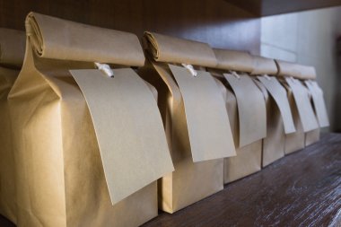 Etiketleri asılı ile kahverengi kağıt torba