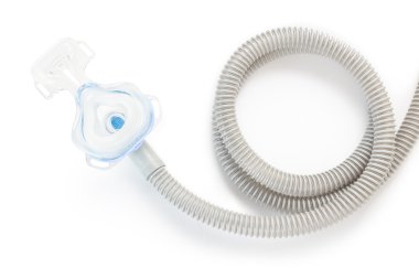 CPAP maske ve beyaz arka plan üzerinde hortum
