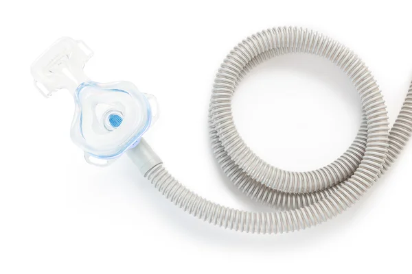 Máscara e mangueira CPAP sobre fundo branco — Fotografia de Stock