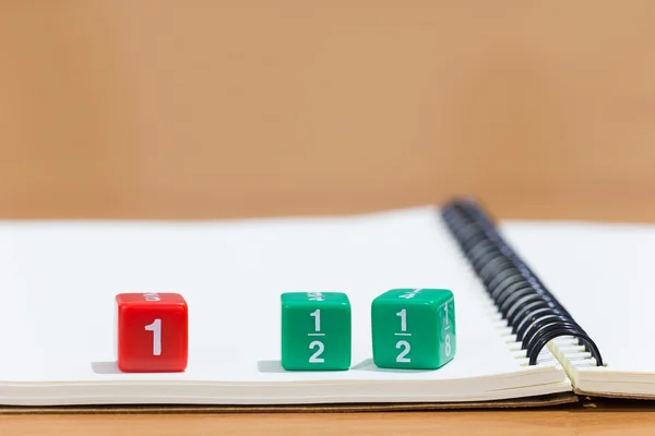 Dados de fracción de color en cuaderno de papel blanco en blanco — Foto de Stock