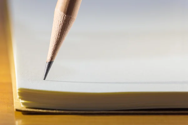 Ponta de lápis em papel de caderno — Fotografia de Stock