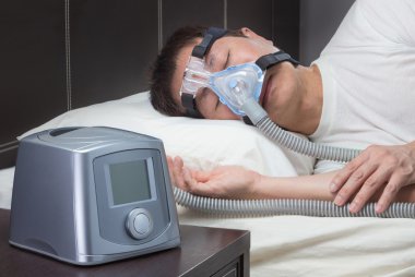 Uyku apnesinin Cpap makine kullanarak Asya adam