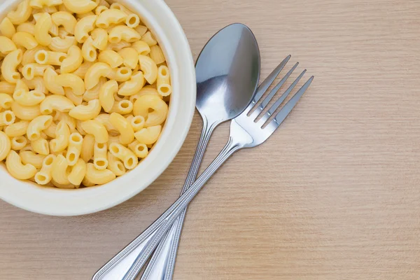 Macaroni dans un bol blanc avec cuillère et folk — Photo