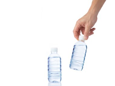 Bir şişe su başka bir şişe su ile erkeğin el kapmak
