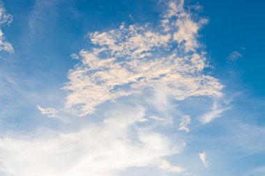 Beyaz kabarık bulutlar, mavi gökyüzü