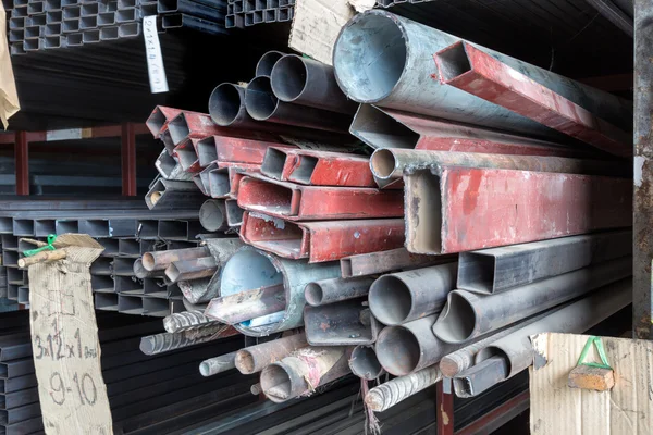 Racks de tubos de aço de construção — Fotografia de Stock