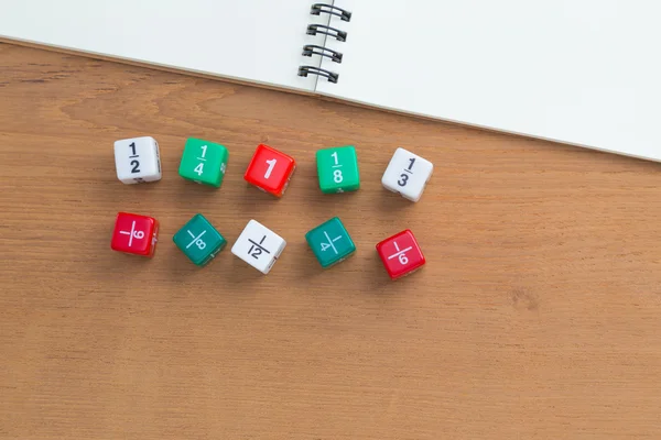 Dados de fracción de color, cuaderno blanco en blanco en escritorio de madera — Foto de Stock