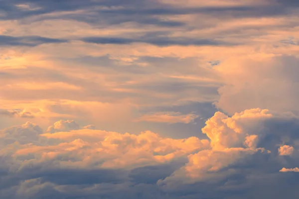 Pomarańczowy puszyste chmury, niebieski niebo — Zdjęcie stockowe