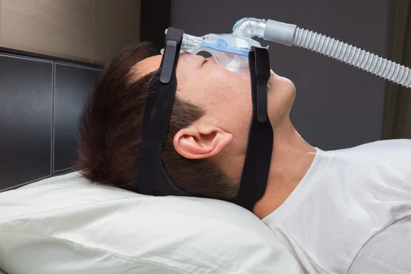 Uyku apnesinin Cpap makine kullanarak Asya adam