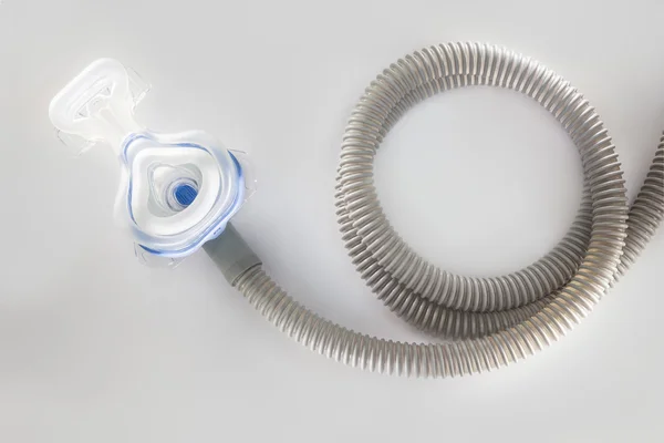 Apnea del sueño CPAP máquina máscara y manguera — Foto de Stock