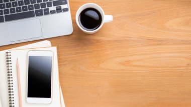Taşınabilir bilgisayar laptop, smartphone, kalem, kağıt defter, cu