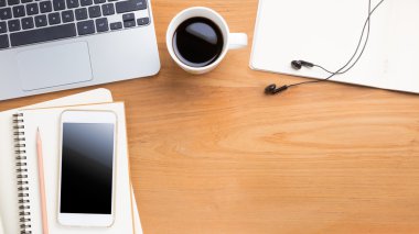 Taşınabilir bilgisayar laptop, smartphone, kalem, kağıt defter, cu