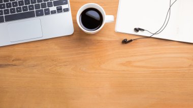 Taşınabilir bilgisayar laptop, smartphone, kalem, kağıt defter, cu