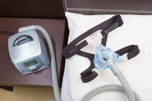 Apnea del sueño máquina CPAP con casco y manguera — Foto de Stock