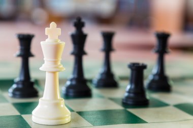 Çevrili beyaz satranç king