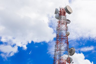 Telekomünikasyon kule mavi gökyüzü ve beyaz bulutlar karşı