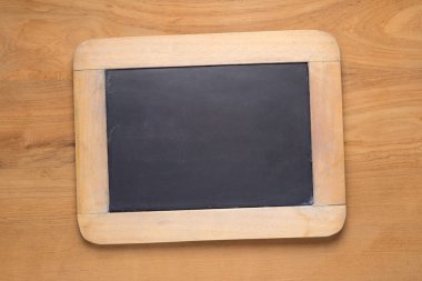 Ahşap masa üzerinde küçük karatahtalar