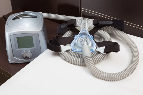 Sleep Apnea CPAP máscara, mangueira, capacete e máquina — Fotografia de Stock