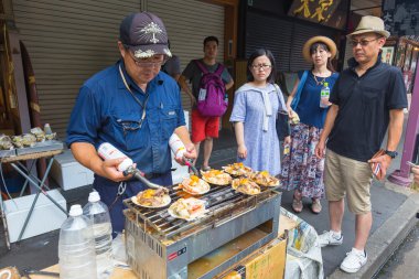 sokak satıcısı pişirme deniz ürünleri