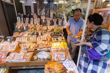 Deniz ürünleri aperatif satıcı müşteri ile ilgili