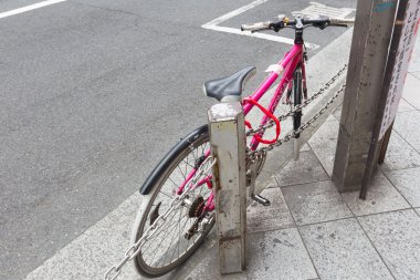 Yan sokakta Bisiklet kilitleri