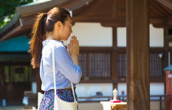 Japanse vrouw bidden — Stockfoto
