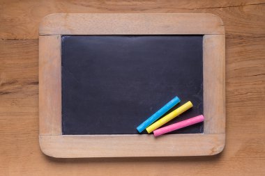 Ahşap arka plan üzerinde renkli mangası ile küçük yazı tahtası