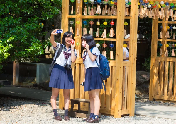 Japon kız öğrenci telefon selfies — Stok fotoğraf