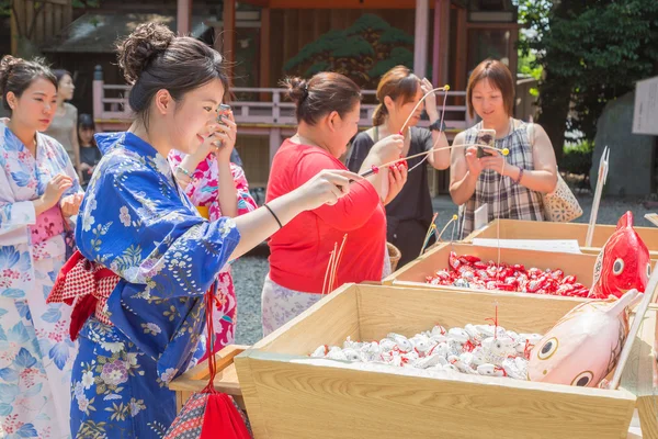 Japanse en Aziatische toeristen proberen hun geluk door het lokmiddel gelukkig voor — Stockfoto