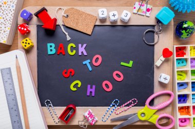 Başa ile çeşitli Kırtasiye ile çevrili küçük yazı tahtası