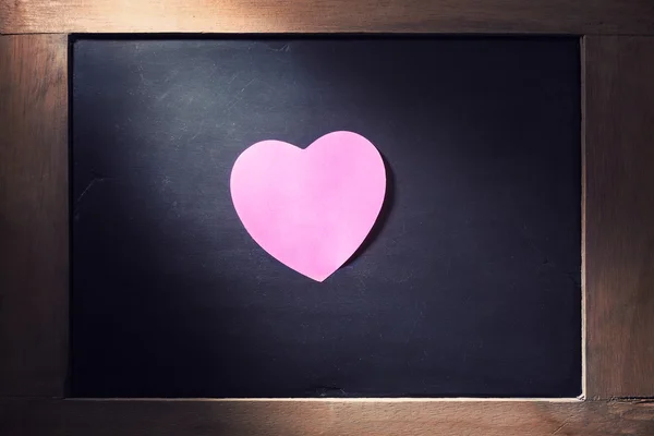 Рожева сердечна форма пост-це нота на дошці — стокове фото