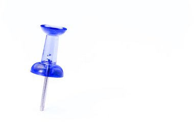 Mavi saydam iğneye beyaz kağıt üzerinde