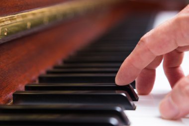 Erkek el piyano tuşlarını