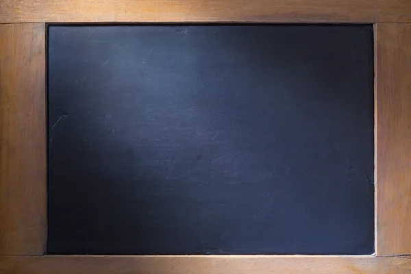 Fundo chalkboard vazio com moldura de madeira — Fotografia de Stock