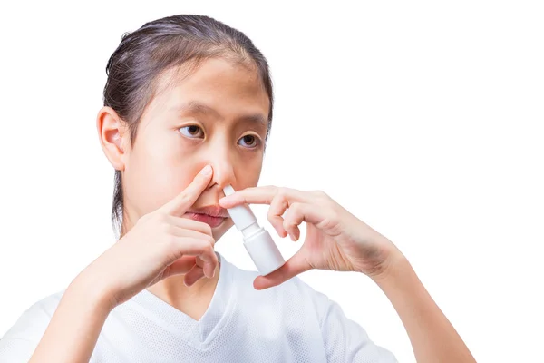 Ragazza adolescente utilizzando spray nasale, sfondo bianco — Foto Stock