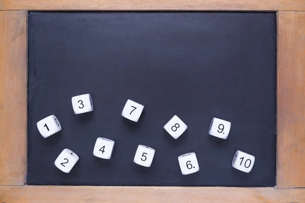 Vita nummer tärningar på små trä inramade chalkboard — Stockfoto