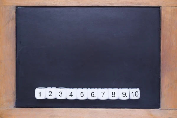 Λευκό αριθμός ζάρια στο μικρό ξύλινο πλαισιωμένο Μαυροπίνακας — Φωτογραφία Αρχείου