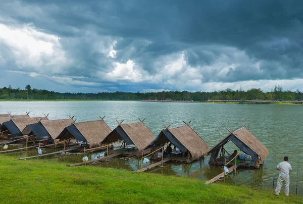 Vista del lago Huay Tung Tao en Chiang Mai, Tailandia — Foto de Stock