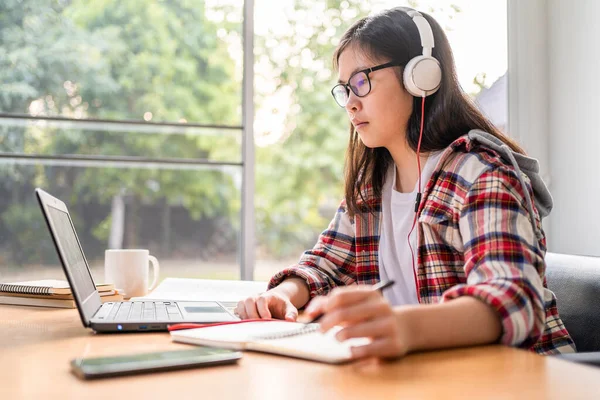 Joven Estudiante Asiática Usando Auriculares Mientras Trabaja Estudia Desde Casa — Foto de Stock