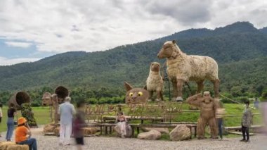 Chiang Mai, Tayland - 1 Kasım 2020 - Turistler 1 Kasım 2020 'de Tayland' ın Chiang Mai kentinde Huay Thung Tao 'nun Hasır Goril Heykellerini ziyaret ettiler.