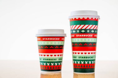 Chiang Mai, Tayland - 07 Kasım 2020 - İki Starbucks kahve bardağı iki farklı boyutta, Grande ve Tall, 7 Kasım 2020 'de Tayland' ın Chiang Mai kentinde tahta bir masada oturuyor.