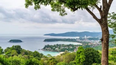 Güzel Andaman Denizi manzarası ve Karon Bakış Alanı 'nda üç koy, Phuket, Tayland